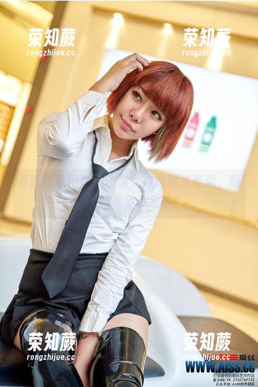 爱丝独家图库：沙滩女神的趟水姿势，眼神里藏着多少故事？