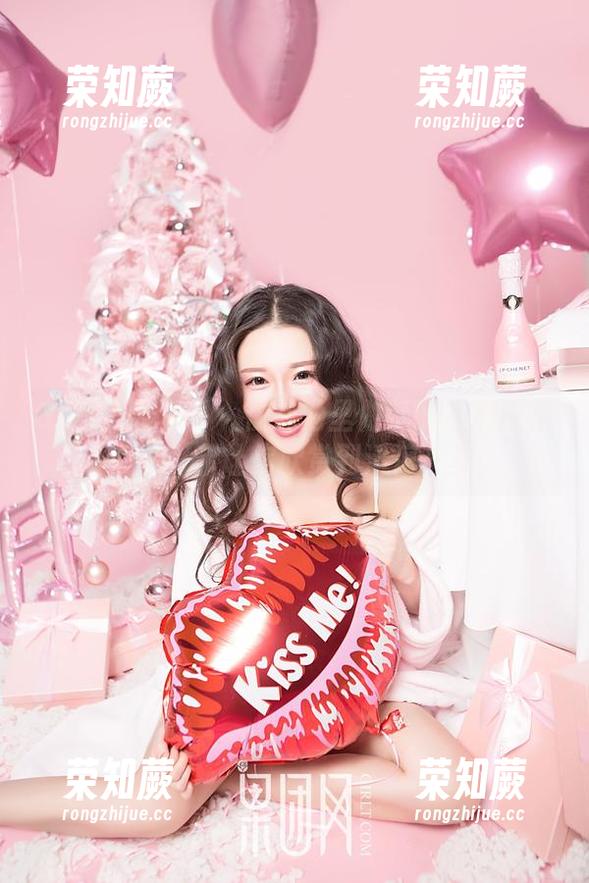 GIRLT果团网-龚玥菲 GIRLT果团网 - 在泳池里做梦的私房图集!龚玥菲让你欣赏到清凉一夏
