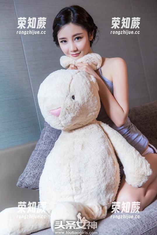 TouTiao头条女神-高韩菲 TouTiao头条女神 - 高韩菲的丝袜写真,真的有那么神奇吗?我竟然看得心都跳了!