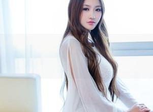 TuiGirl推女郎 – 王明明连衣裙写真：原图中的‘我没有摔倒，真的只是想坐下！’