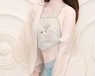 Xiuren秀人网 – Milk大萌的居家写真：从床上到沙发，再到那一抹阳光