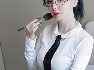 Xiuren秀人网 – 小狐狸Kathryn的奇妙套装旅程：免费合集带你感受沙发上的快乐！