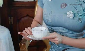 Xiuren秀人网 – 私拍资源随手一抓：梦然同学的红裙诱惑，真的难以抵挡！