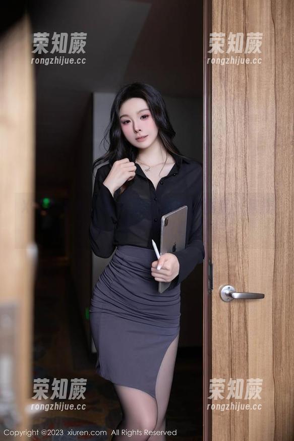 Xiuren秀人网-萌白酱 Xiuren秀人网 - 萌白酱短裙图集:裙摆飞扬,心情也跟着跳!