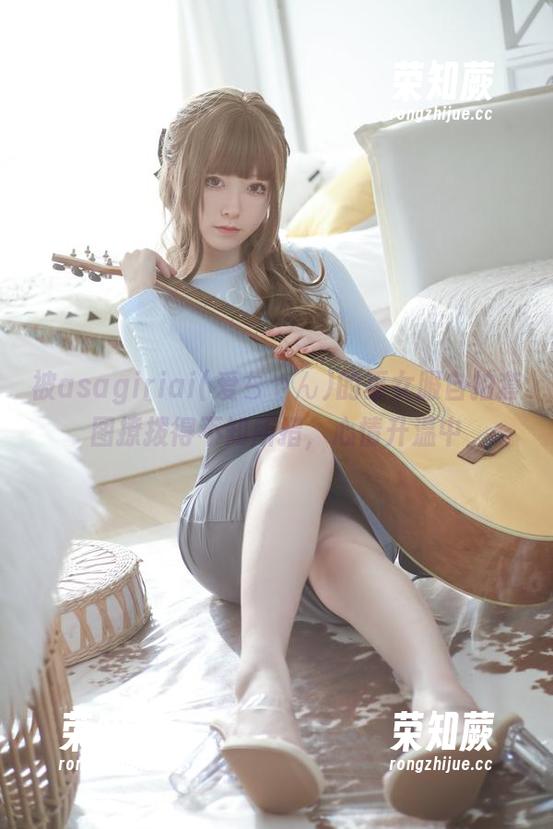 被asagiriai(爱ちゃん)的巫女服自拍套图撩拨得不知所措，心情升温中
