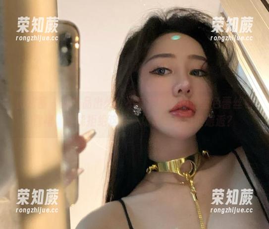 不爱笑的赛琳 微密圈 - 新作品出炉!不爱笑的赛琳的蓝色蕾丝包臀裙,谁能拒绝这样一场夏日梦幻的邂逅?