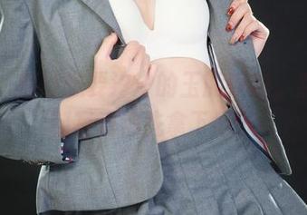 丽柜 – 默默想要汐汐的玉脂香吻，然而定制写真得先拿下吧。
