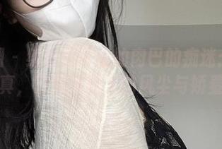 微密圈 – 红裙对可爱的肉巴的痴迷：精选写真，来感受秋天的风尘与娇羞！