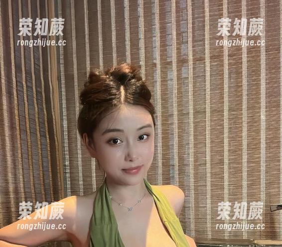 奶雯 微密圈 - 不想出门的你,奶雯高清泳衣图包带你走进夏天!