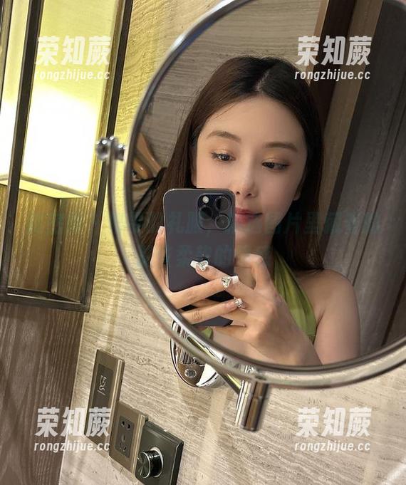奶雯 微密圈 - 奶雯的礼服,精选图片里藏着的那些柔软的情感