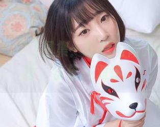 姜仁卿(강인경)图集：短裤与阳光的完美碰撞，仿佛在对话。