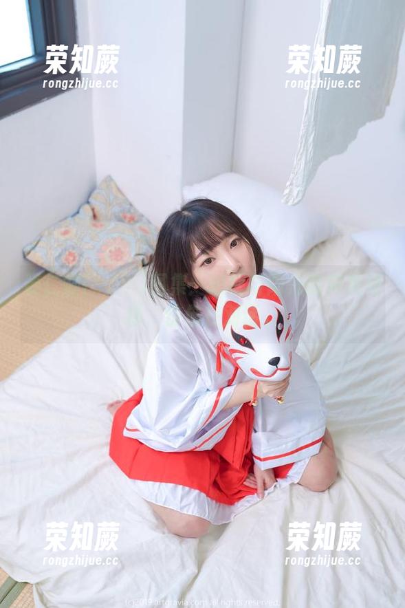 姜仁卿(강인경)图集：短裤与阳光的完美碰撞，仿佛在对话。