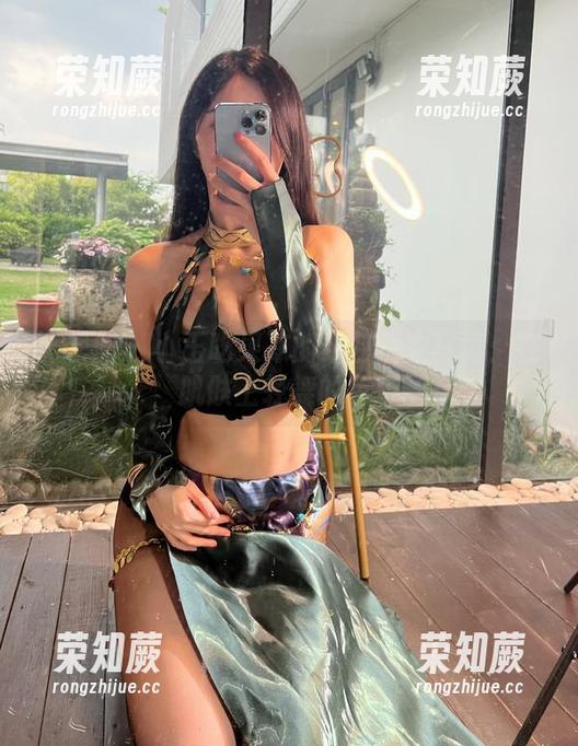 小玉吃果冻 微密圈 - 小玉吃果冻的红色睡衣写真:在肌肤上轻舞的色彩