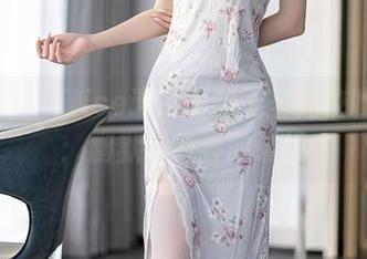 秀人网 – Elise谭晓彤的无圣光校服瞬间：幽默与青春的碰撞