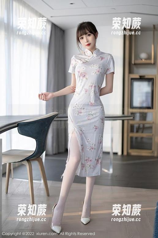 秀人网-Elise谭晓彤 秀人网 - Elise谭晓彤的无圣光校服瞬间:幽默与青春的碰撞