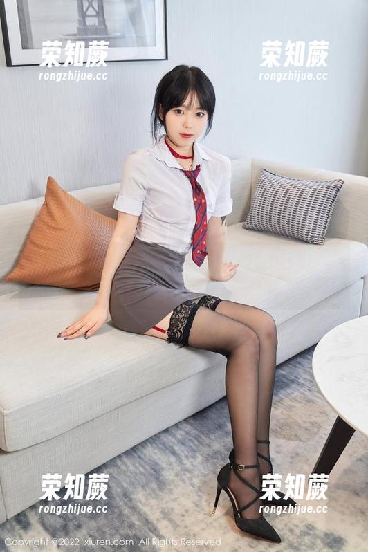 秀人网-养乐多Doll 秀人网 - 私拍透视:看养乐多Doll如何将油亮和青春捏在手里!