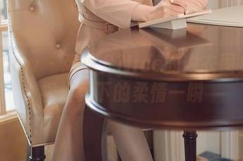 花漾show – 张思允Nice的内衣图集：透视灯光下的柔情一瞬