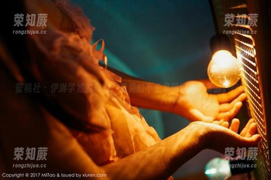 蜜桃社-伊琳 蜜桃社 - 伊琳学姐的写真:看见的不止是图包,更多的是故事。