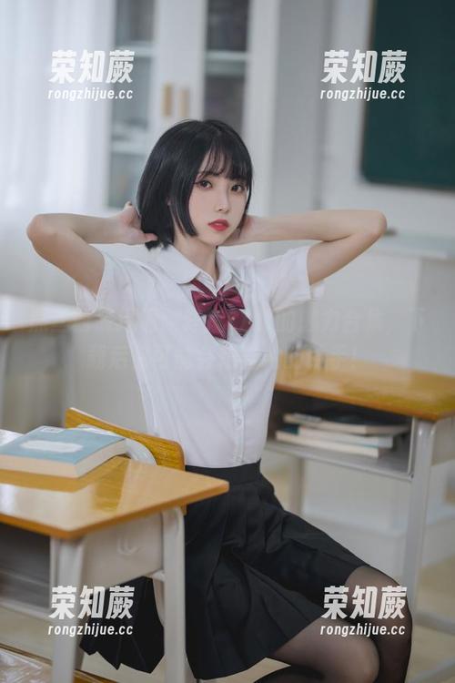 黑丝西装风情：许岚LAN的魅力合集，下载后你可能会想当她的助手！