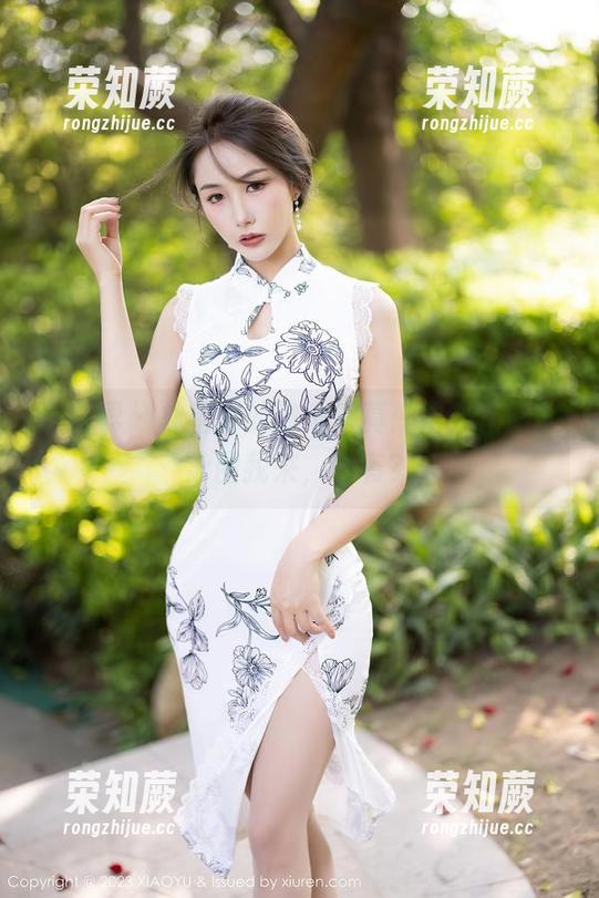 语画界 - 林星阑的泳池写真：阳光正好，泳圈我来，你有？