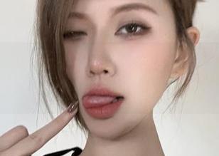 微密圈 – 醇子小姨在粉色裙子里的写真更新：每一个转身都是梦里的秘密