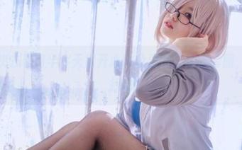 别犹豫，快去看阿半今天很开心的免费白色肉感套图，心动不如行动