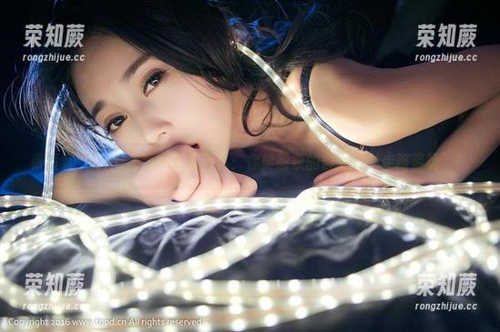 青豆客-Una尤娜 青豆客 - Una尤娜的美足写真:你能想象的最美的‘走路姿势’!