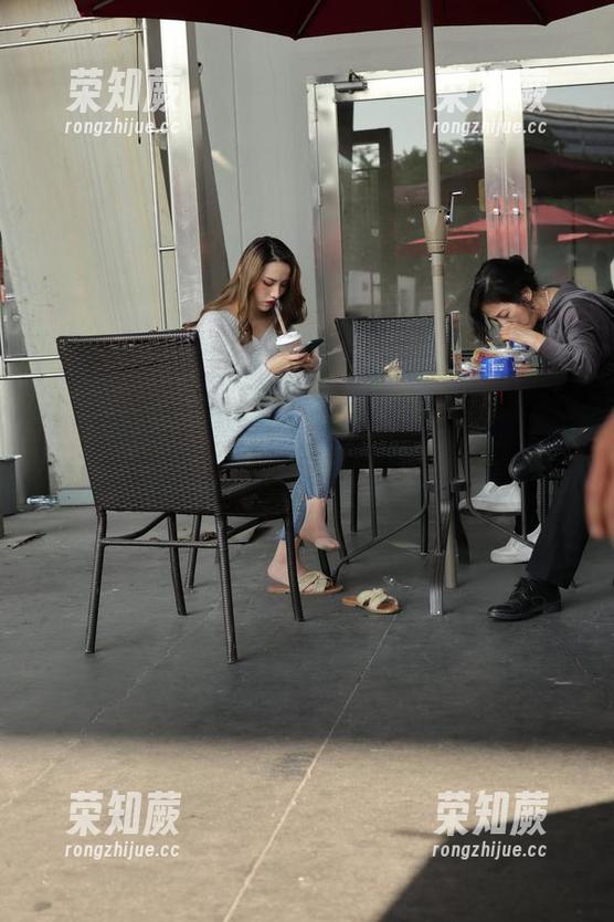 魔镜街拍 魔镜街拍:不只咖啡色丝袜,还有那些高跟美女的美图资源等你来!
